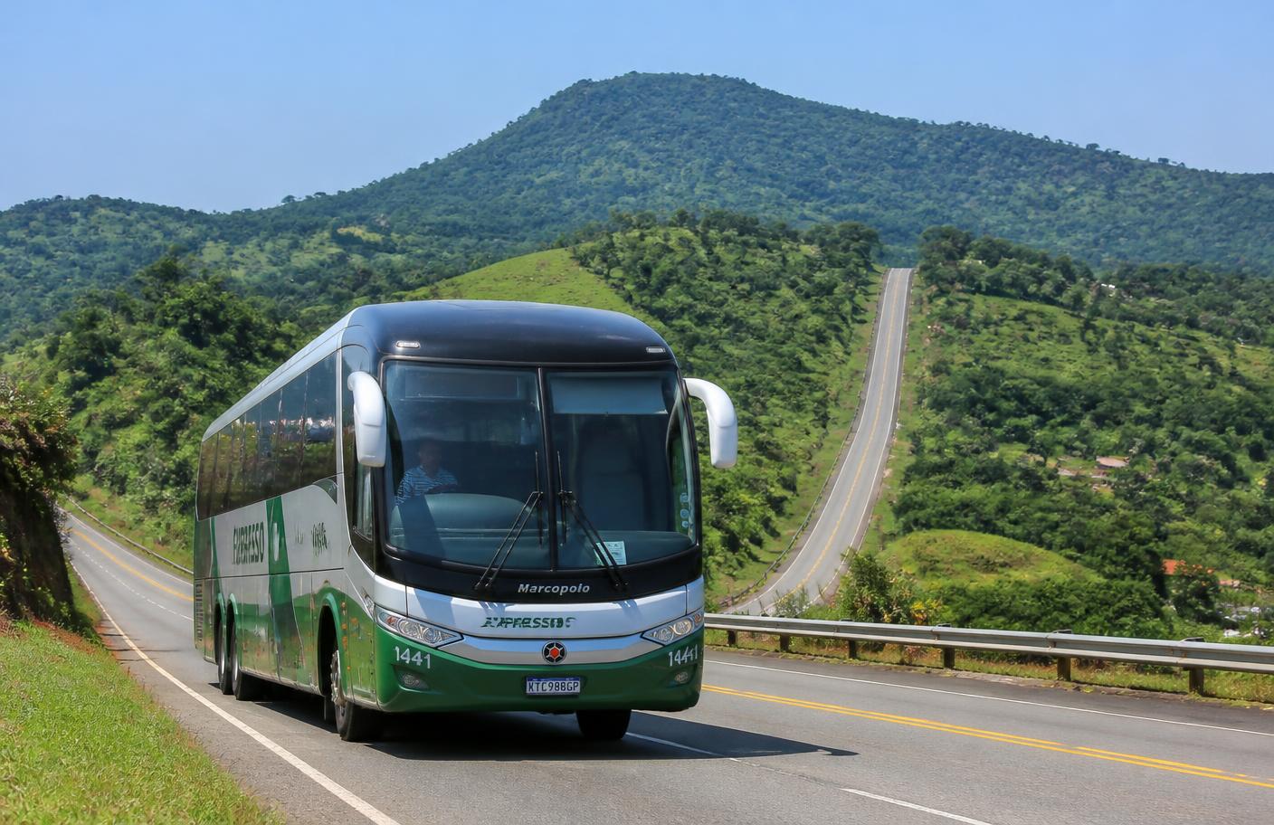 Bus interurbain moderne sur une route du Cameroun